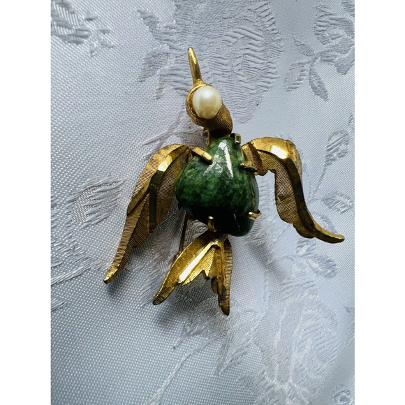 BSK Vintage Flying Bird Brooch/Pin - Gold-tone w/Green Chalcedony Faux Pearl Eye - Picture 4 of 4